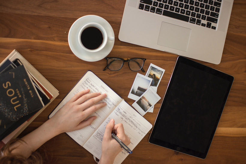 note-taking-from-laptop-notebook-yenglishtube